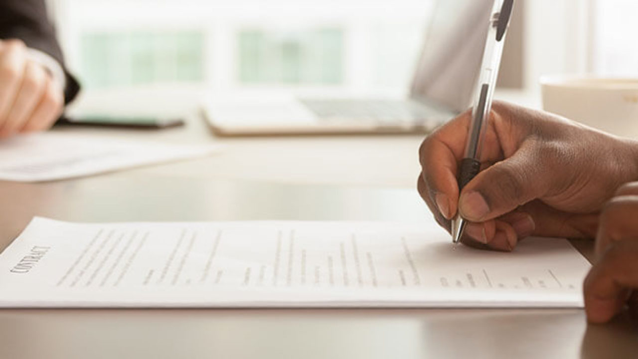 Qui doit signer le devis en premier ?