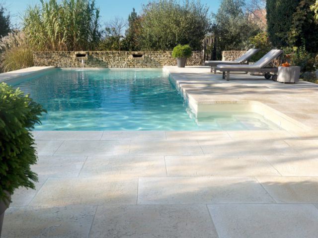 Quel est le meilleur revêtement autour d&rsquo;une piscine ?